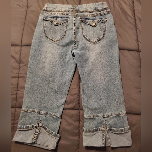 Flavor by Bubblegum Junior Plus Light Wash Capris - Picture 4 of 4